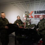 Kielce. Choinka pod choinkę Radia Kielce. Wojskowe drzewko powędrowało dla podopiecznych Ogniska Wychowawczego Caritas w Jędrzejowie / Aneta Cielibała-Gil / Radio Kielce