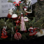 Kielce. Choinka pod choinkę Radia Kielce. Wojskowe drzewko powędrowało dla podopiecznych Ogniska Wychowawczego Caritas w Jędrzejowie / Aneta Cielibała-Gil / Radio Kielce