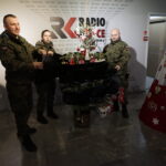 Kielce. Choinka pod choinkę Radia Kielce. Wojskowe drzewko powędrowało dla podopiecznych Ogniska Wychowawczego Caritas w Jędrzejowie / Aneta Cielibała-Gil / Radio Kielce
