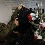 Kielce. Choinka pod choinkę Radia Kielce. Wojskowe drzewko powędrowało dla podopiecznych Ogniska Wychowawczego Caritas w Jędrzejowie / Aneta Cielibała-Gil / Radio Kielce