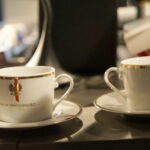 Kazimierz Mądzik, świętokrzyski kurator oświaty przyniósł pod choinkę filiżanki / Aneta Cielibała-Gil / Radio Kielce