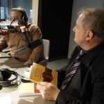 Marek Wojewodzic przyniósł pod choinkę książkę "W cieniu buławy i korony" / Kamil Król / Radio Kielce