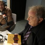 Marek Wojewodzic przyniósł pod choinkę książkę "W cieniu buławy i korony" / Kamil Król / Radio Kielce