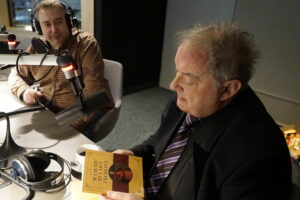 Marek Wojewodzic przyniósł pod choinkę książkę "W cieniu buławy i korony" / Kamil Król / Radio Kielce