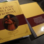 Marek Wojewodzic przyniósł pod choinkę książkę "W cieniu buławy i korony" / Kamil Król / Radio Kielce
