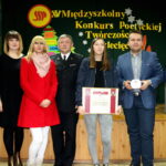 Spotkanie poświęcone bohaterskiej postawie Natalii Lucińskiej, która uratowała swoją siostrę. Na zdjęciu od lewej: oficer prasowy PSP w Starachowicach mł. Brygadier Marcin Nyga, dyrektor Gimnazjum numer 2 Monika Słowak-Brzezińska, mama Natalii Lucińskiej, komendant powiatowy PSP st. bryg Wiesław Ungier, Natalia Lucińska, prezydent Starachowic Marek Materek, wiceprezydent Starachowic Jerzy Miśkiewicz / Anna Głąb / Radio Kielce