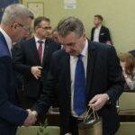 Pierwsza sesja kieleckiej Rady Miasta kadencji 2018-2023. Na zdjęciu (od lewej): Bogdan Wenta - prezydent Kielc oraz Wojciech Lubawski - ustępujący prezydent Kielc / Marzena Mąkosa / Radio Kielce