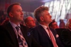 Gala konkursu Orlen dla Straży Pożarnej w Targach Kielce. Na zdjęciu (od lewej): poseł Michał Cieślak i senator Krzysztof Słoń / Marzena Mąkosa / Radio Kielce