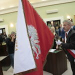 Uroczysta, pierwsza sesja kieleckiej Rady Miasta kadencji 2018-2023. Na salę sesyjną wprowadzono sztandar rady miasta. Na zdjęciu kielecki radny - Tadeusz Kozior. / Marzena Mąkosa / Radio Kielce