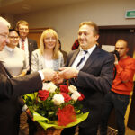 Inauguracyjna sesja Rady Powiatu Kieleckiego. Gratulacje dla nowego starosty kieleckiego Mirosława Gębskiego składa poseł PiS Krzysztof Lipiec / Jarosław Kubalski / Radio Kielce