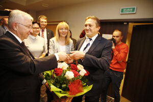 Inauguracyjna sesja Rady Powiatu Kieleckiego. Gratulacje dla nowego starosty kieleckiego Mirosława Gębskiego składa poseł PiS Krzysztof Lipiec / Jarosław Kubalski / Radio Kielce