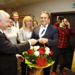 Inauguracyjna sesja Rady Powiatu Kieleckiego. Gratulacje dla nowego starosty kieleckiego Mirosława Gębskiego składa poseł PiS Krzysztof Lipiec / Jarosław Kubalski / Radio Kielce