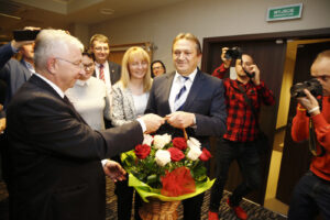 Inauguracyjna sesja Rady Powiatu Kieleckiego. Gratulacje dla nowego starosty kieleckiego Mirosława Gębskiego składa poseł PiS Krzysztof Lipiec / Jarosław Kubalski / Radio Kielce