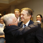 Inauguracyjna sesja Rady Powiatu Kieleckiego. Gratulacje dla nowego starosty kieleckiego Mirosława Gębskiego składa poseł PiS Krzysztof Lipiec / Jarosław Kubalski / Radio Kielce