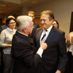 Inauguracyjna sesja Rady Powiatu Kieleckiego. Gratulacje dla nowego starosty kieleckiego Mirosława Gębskiego składa poseł PiS Krzysztof Lipiec / Jarosław Kubalski / Radio Kielce