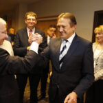 Inauguracyjna sesja Rady Powiatu Kieleckiego. Gratulacje dla nowego starosty kieleckiego Mirosława Gębskiego składa poseł PiS Krzysztof Lipiec / Jarosław Kubalski / Radio Kielce