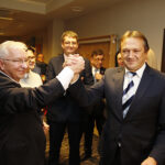 Inauguracyjna sesja Rady Powiatu Kieleckiego. Gratulacje dla nowego starosty kieleckiego Mirosława Gębskiego składa poseł PiS Krzysztof Lipiec / Jarosław Kubalski / Radio Kielce