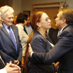 Inauguracyjna sesja Rady Powiatu Kieleckiego. Gratulacje dla nowego starosty kieleckiego Mirosława Gębskiego / Jarosław Kubalski / Radio Kielce