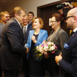 Inauguracyjna sesja Rady Powiatu Kieleckiego. Gratulacje dla nowego starosty kieleckiego Mirosława Gębskiego składa poseł PiS Anna Krupka / Jarosław Kubalski / Radio Kielce