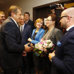 Inauguracyjna sesja Rady Powiatu Kieleckiego. Gratulacje dla nowego starosty kieleckiego Mirosława Gębskiego składa wojewoda świętokrzyski Agata Wojtyszek / Jarosław Kubalski / Radio Kielce