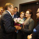 Inauguracyjna sesja Rady Powiatu Kieleckiego. Gratulacje dla nowego starosty kieleckiego Mirosława Gębskiego składa wojewoda świętokrzyski Agata Wojtyszek / Jarosław Kubalski / Radio Kielce