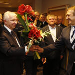 Inauguracyjna sesja Rady Powiatu Kieleckiego. Gratulacje dla nowego starosty kieleckiego Mirosława Gębskiego składa poseł PiS Krzysztof Lipiec / Jarosław Kubalski / Radio Kielce