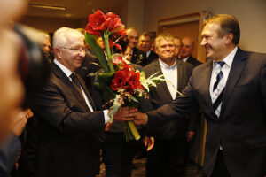 Inauguracyjna sesja Rady Powiatu Kieleckiego. Gratulacje dla nowego starosty kieleckiego Mirosława Gębskiego składa poseł PiS Krzysztof Lipiec / Jarosław Kubalski / Radio Kielce