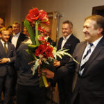 Inauguracyjna sesja Rady Powiatu Kieleckiego. Gratulacje dla nowego starosty kieleckiego Mirosława Gębskiego składa poseł PiS Krzysztof Lipiec / Jarosław Kubalski / Radio Kielce