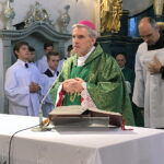 100-lecie Liceum Ogólnokształcącego im. kardynała Stefana Wyszyńskiego. Na zdjęciu: biskup sandomierski Krzysztof Nitkiewicz / Grażyna Szlęzak-Wójcik / Radio Kielce