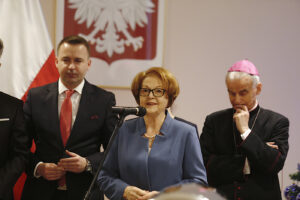 Spotkanie opłatkowe parlamentarzystów i dziennikarzy u wojewody świętokrzyskiego Agaty Wojtyszek. Michał Cieślak, poseł Porozumienia, Maria Zuba, poseł PiS, biskup Marian Florczyk / Jarosław Kubalski / Radio Kielce