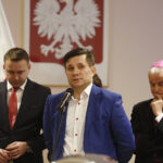 Spotkanie opłatkowe parlamentarzystów i dziennikarzy u wojewody świętokrzyskiego Agaty Wojtyszek. Przemawia Jacek Włosowicz, senator Solidarnej Polski / Jarosław Kubalski / Radio Kielce
