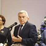 Spotkanie opłatkowe parlamentarzystów i dziennikarzy u wojewody świętokrzyskiego Agaty Wojtyszek. Przemawia Andrzej Bętkowski, marszałek woj. świętokrzyskiego / Jarosław Kubalski / Radio Kielce