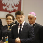 Spotkanie opłatkowe parlamentarzystów i dziennikarzy u wojewody świętokrzyskiego Agaty Wojtyszek. Przemawia Bartłomiej Dorywalski, wicewojewoda świętokrzyski / Jarosław Kubalski / Radio Kielce