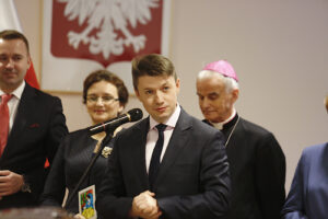 Spotkanie opłatkowe parlamentarzystów i dziennikarzy u wojewody świętokrzyskiego Agaty Wojtyszek. Przemawia Bartłomiej Dorywalski, wicewojewoda świętokrzyski / Jarosław Kubalski / Radio Kielce