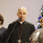 Spotkanie opłatkowe parlamentarzystów i dziennikarzy u wojewody świętokrzyskiego Agaty Wojtyszek. Biskup Marian Florczyk / Jarosław Kubalski / Radio Kielce