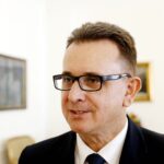 Uroczystość wręczenia rozporządzeń uznających nowe obiekty zabytkowe za Pomniki Historii. Wójt Iwanisk Marek Staniek / Jarosław Kubalski / Radio Kielce