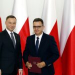 Uroczystość wręczenia rozporządzeń uznających nowe obiekty zabytkowe za Pomniki Historii. Rozporządzenie z rąk prezydenta RP odbiera wójt Iwanisk Marek Staniek / Jarosław Kubalski / Radio Kielce