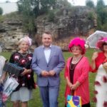 Starachowice. Dzień Seniora i Narodowe Czytanie. Na zdjęciu: prezydent Marek Materek i laureatki konkursu na najładniejszy kostium / Anna Głąb / Radio Kielce