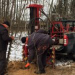 Kielce. Rozpoczęły się wiercenia niezbędne do badań geologicznych gruntu na działce, na której ma powstać centralne laboratorium Głównego Urzędu Miar / Robert Szumielewicz / Radio Kielce