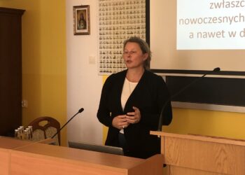 Sandomierz. Konferencja nt. ogrodów sakralnych. Ewa Trzaskowska z Instytutu Architektury Krajobrazu Katolickiego Uniwersytetu Lubelskiego / Grażyna Szlęzak - Wójcik / Radio Kielce