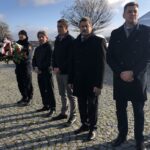 Obchody 151. rocznicy urodzin Marszałka Józefa Piłsudskiego. Od prawej: burmistrz Sandomierza Marcin Marzec, przewodniczący Rady Miasta Wojciech Czerwiec, wiceprzewodniczący Piotr Chojnacki i radny  Marek Chruściel / Grażyna Szlęzak-Wójcik / Radio Kielce