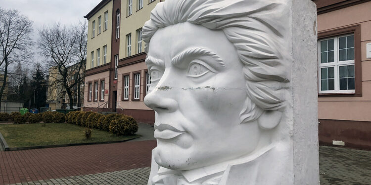 Sandomierz. Na placu przed II Liceum Ogólnokształcącym stanęła rzeźba przedstawiająca głowę Tadeusza Kościuszki. Naczelnik jest patronem szkoły / Grażyna Szlęzak-Wójcik / Radio Kielce