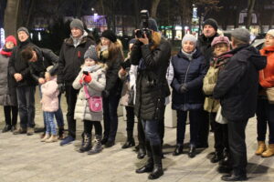W Busku-Zdroju oficjalnie rozświetlono bożonarodzeniowe dekoracje / Marta Gajda / Radio Kielce