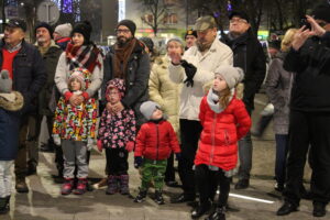 W Busku-Zdroju oficjalnie rozświetlono bożonarodzeniowe dekoracje / Marta Gajda / Radio Kielce