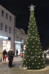 W Busku-Zdroju oficjalnie rozświetlono bożonarodzeniowe dekoracje / Marta Gajda / Radio Kielce