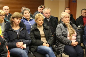 Mieszkańcy miejscowości Strzelce w gminie Oleśnica nie zgadzają się na planowaną w ich wsi budowę farmy fotowoltaicznej / Marta Gajda / Radio Kielce