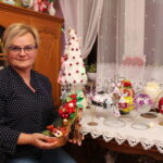 Pińczów. Świętokrzyskie ozdoby bożonarodzeniowe. Elżbieta Wites - mieszkanka Michałowa zachęca do własnoręcznego wykonania ozdób / Marta Gajda / Radio Kielce