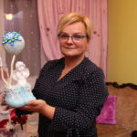 Pińczów. Świętokrzyskie ozdoby bożonarodzeniowe. Elżbieta Wites - mieszkanka Michałowa zachęca do własnoręcznego wykonania ozdób / Marta Gajda / Radio Kielce