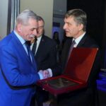 Gala XX Świętokrzyskiej Nagrody Jakości. Z lewej: dyrektor MPEC Kielce Jan Karwasiński i Andrzej Pruś, przewodniczący sejmiku / Zbigniew Masternak / Urząd Marszałkowski Województwa Świętokrzyskiego