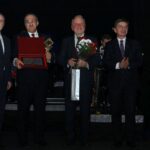 Gala XX Świętokrzyskiej Nagrody Jakości. Od lewej: Andrzej Bętkowski, marszałek województwa świętokrzyskiego, Youssef Sleiman, dyrektor szpitala w Czerwonej Górze, Grzegorz Banaś, radny sejmiku, Andrzej Pruś, przewodniczący sejmiku / Zbigniew Masternak / Urząd Marszałkowski Województwa Świętokrzyskiego